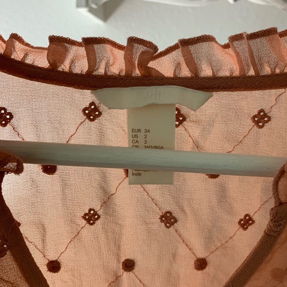 🌸 H&M Ruffle Blouse 🌸 - Picture 3 of 3